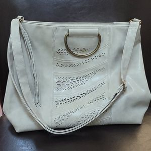 No brand shoulder bag.